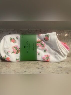 🌟kate spade 3,pack Low-Cut Socks with Pink Floral Print and 2 solid colors.